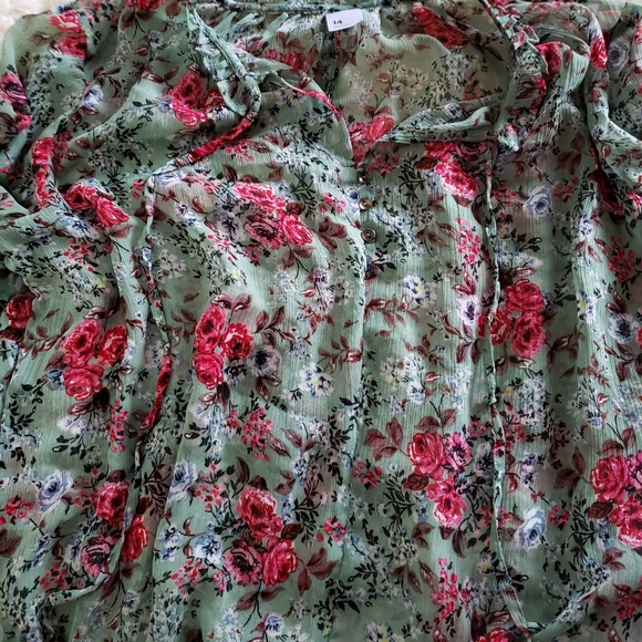 TRENDY: Lightweight Floral Longsleeve - Picture 2 of 3